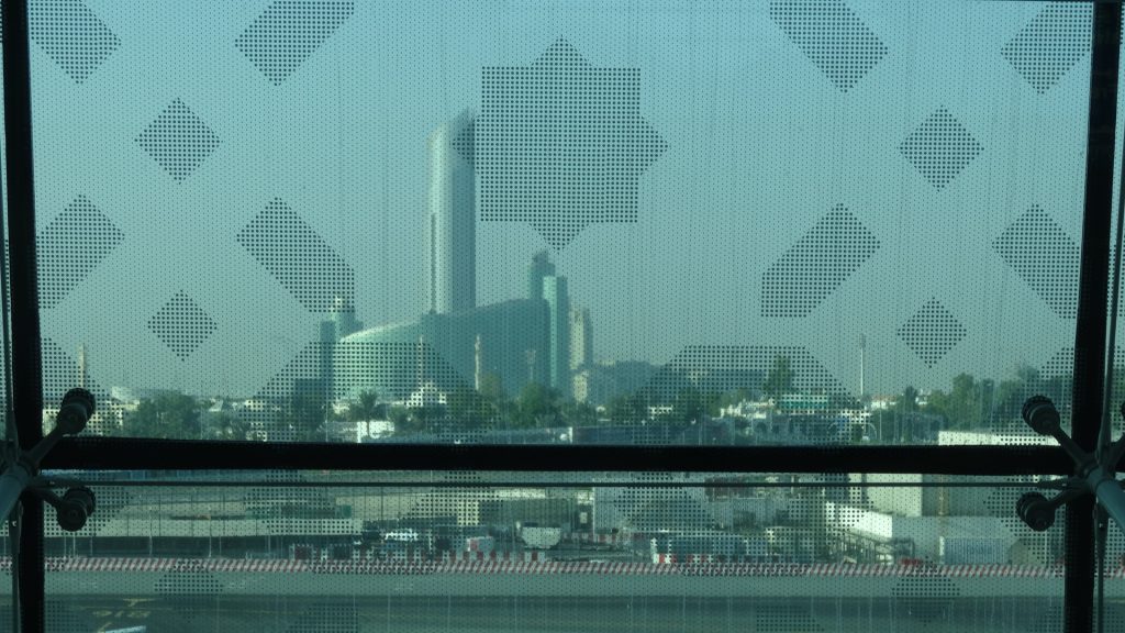 Tours de Dubaï à travers les vitres de l'aéroport
