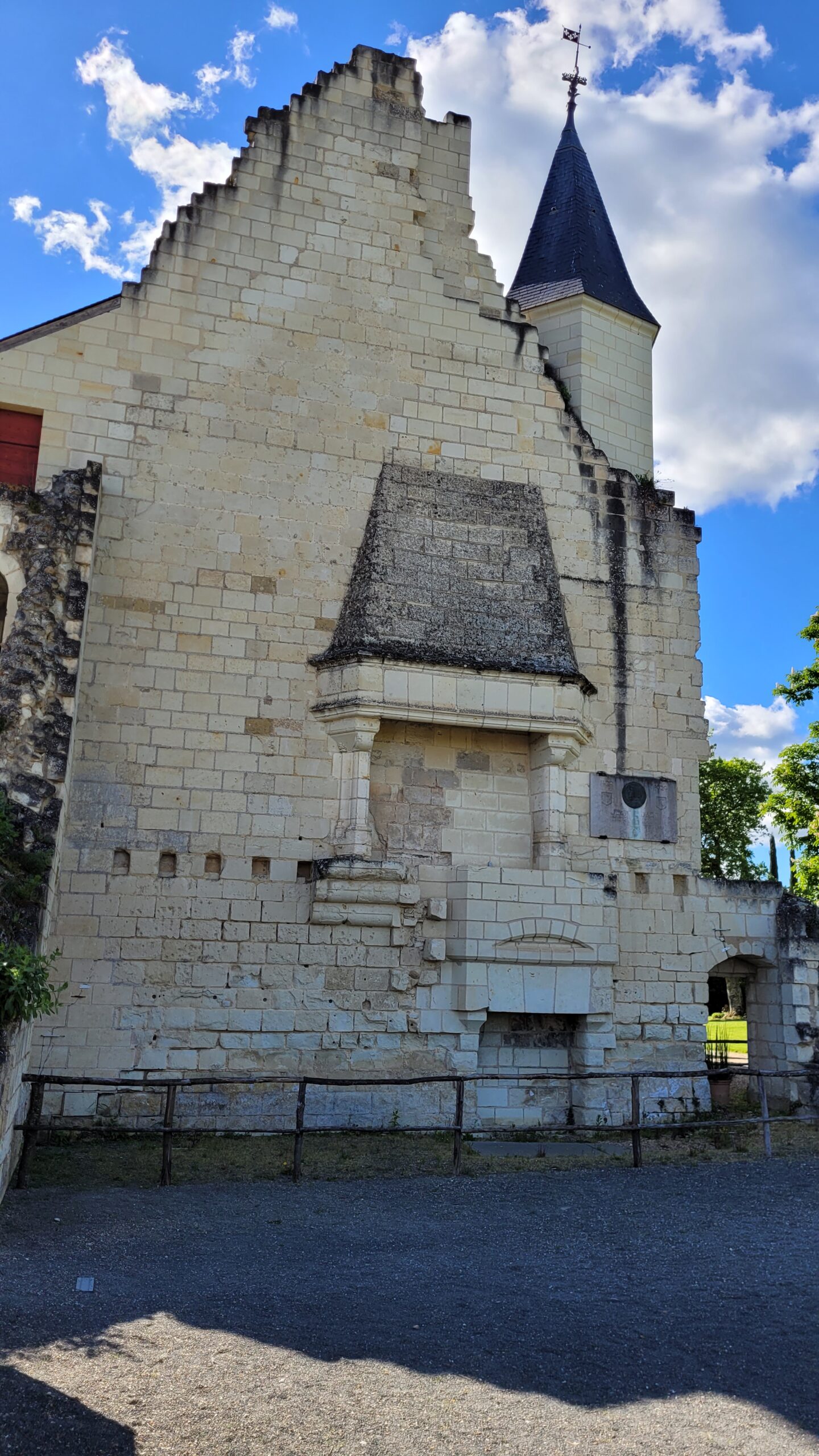 Ruines du logis de la forteresse