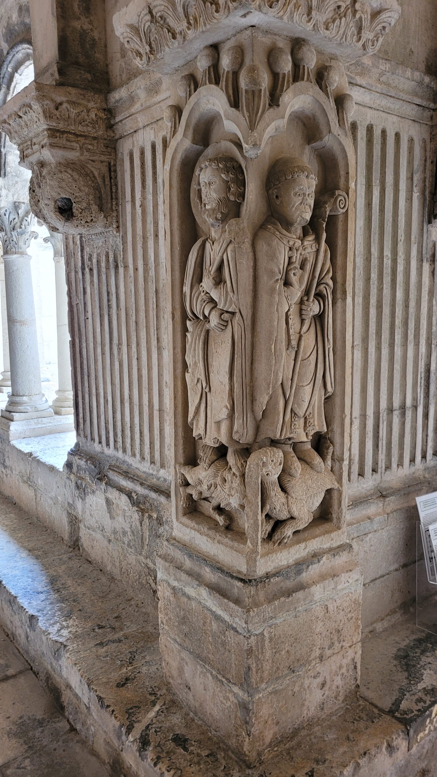 Dans le cloître de Montmajour