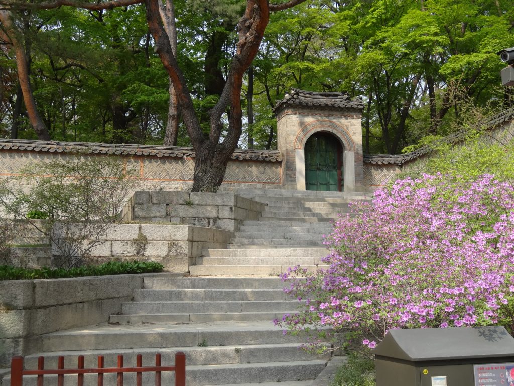 La porte qui conduit au jardin secret de Changdeokgung.