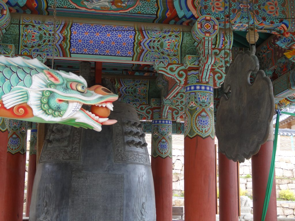 Un gong et son heutoir au temple Haein-sa