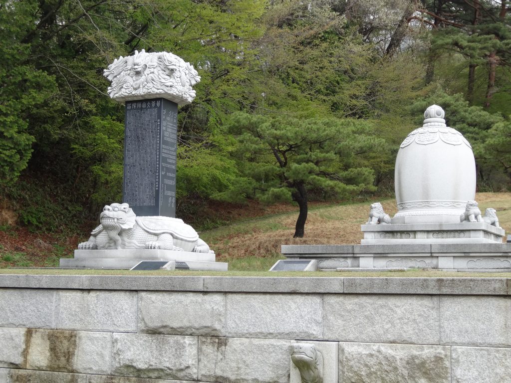 Une colonne portée par une tortue au temple Haein-sa