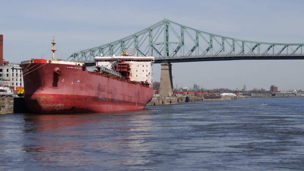 Un cargo sur le Saint Laurent devant le pont Jacques-Cartier