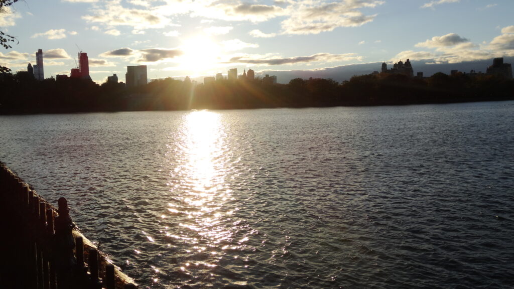 Coucher de soleil sur le grand réservoir de Central Park